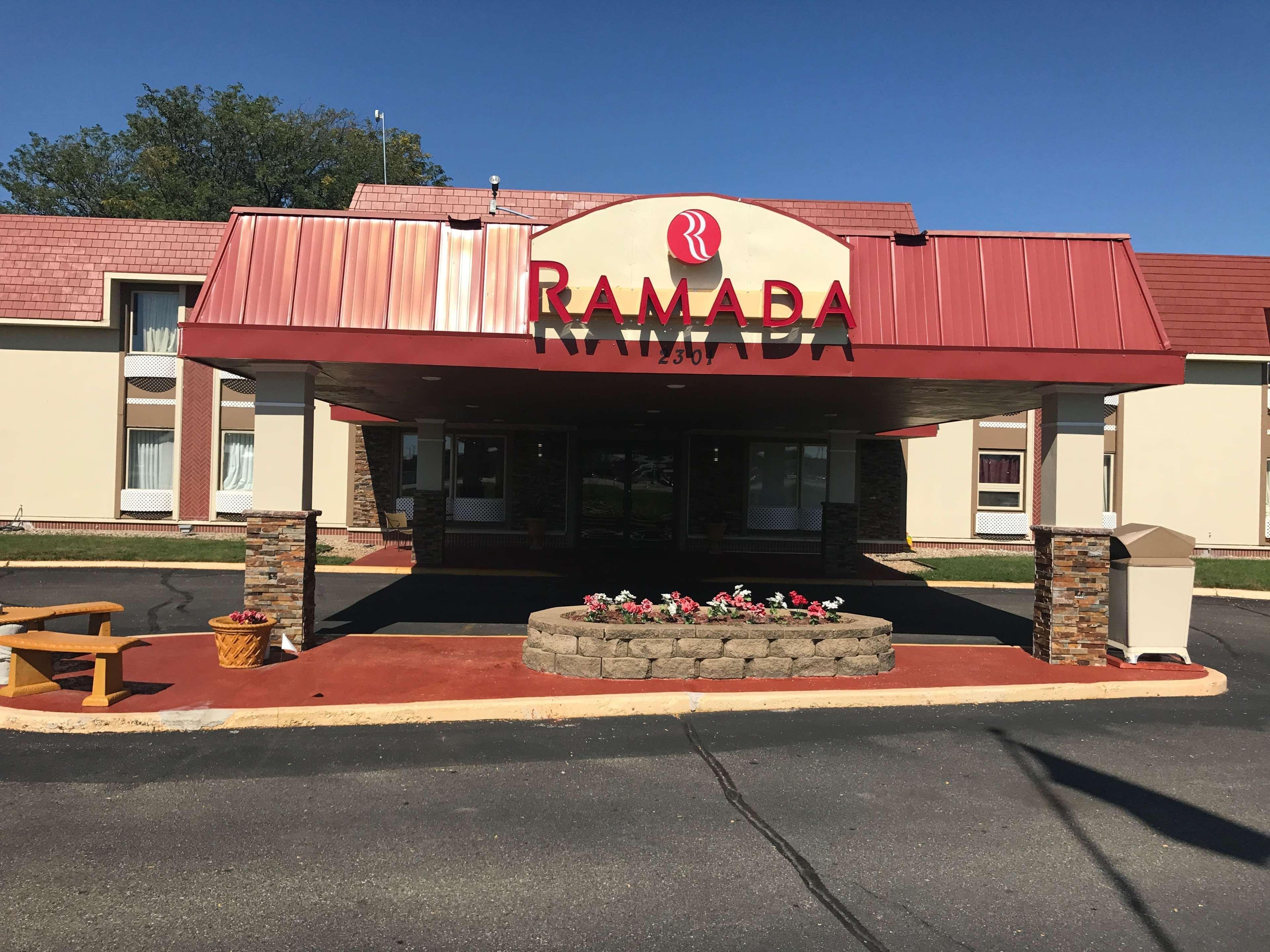 Ramada By Wyndham Albert Lea Esterno foto