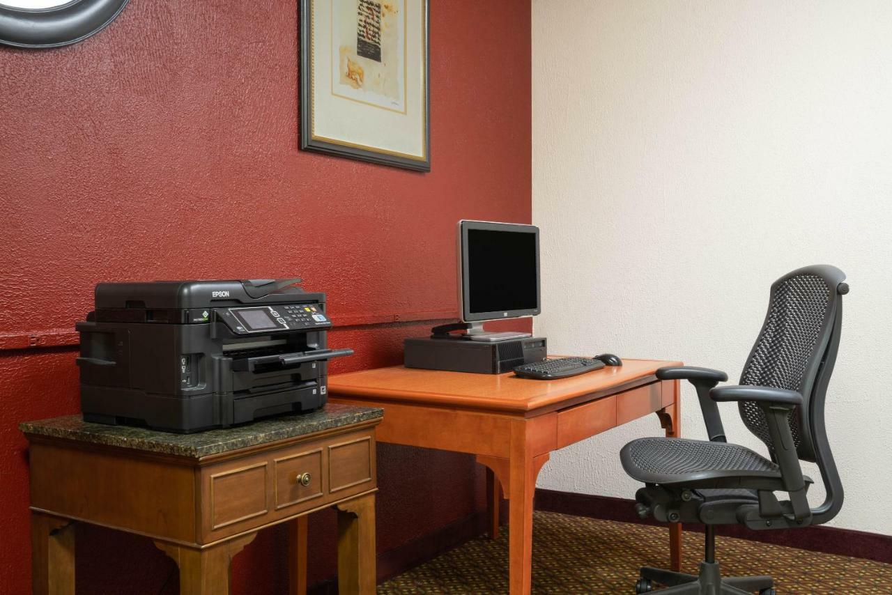 Ramada By Wyndham Albert Lea Esterno foto